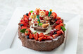 パティシエメイドのデコレーションがかわいい!みんなが笑顔になるチョコレートケーキや食べるバラ“WABARA(わばら)”のショートケーキなど、おうちクリスマスを華やかに彩る3種類の「クリスマスケーキ」