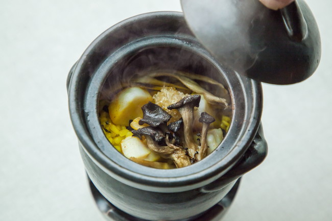宮城県女川産帆立貝とトリュフを使った炊き込みご飯は卓上でゆっくりと炊き上がります。