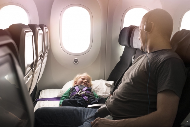 飛行中いつでも小さなお子様が寝そべったまま過ごせる、専用のハーネスとベルト