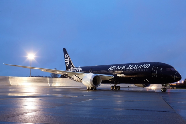 ニュージーランド航空 オールブラックの特別塗装787－9型機をシアトル