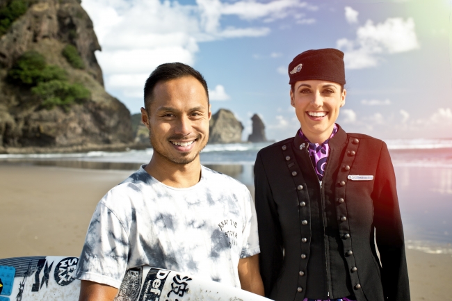 ニュージーランド・ピハでの撮影に参加した日本を代表するプロサーファー、大野修聖氏（左）