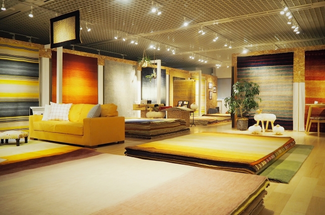 新宿のショールームでは、８０種類以上のハグみじゅうたんを直接見ることができます