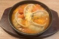 肉汁餃子のダンダダン 下北沢店にて『旨辛トマチー鉄板水餃子』期間限定発売