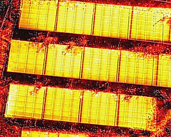 太陽光パネルを赤外線カメラで撮影した画像