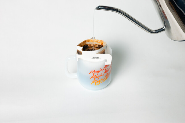 マグの上に載せて、お湯を注ぐだけで美味しいコーヒーを楽しめる マグの上に載せて、お湯を注ぐだけで美味しいコーヒーを楽しめる