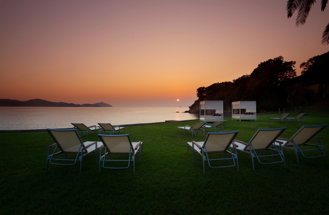 「夕日に染まる浜」からご覧いただける紀伊半島へ沈みゆく夕日