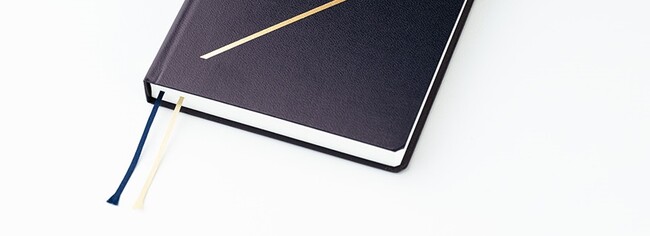 ▲「HON」には、ネイビーとベージュの2本のしおりがついています。 ▲「HON」には、ネイビーとベージュの2本のしおりがついています。