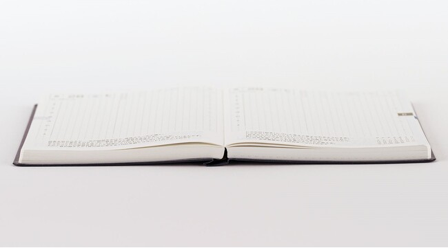 ▲180度パタンと開く製本。手で抑えなくても開いた状態を保てます。 ▲180度パタンと開く製本。手で抑えなくても開いた状態を保てます。