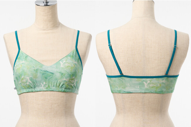 胸元はV字カットで女性らしいラインに。ストラップはクロスすることも。 胸元はV字カットで女性らしいラインに。ストラップはクロスすることも。