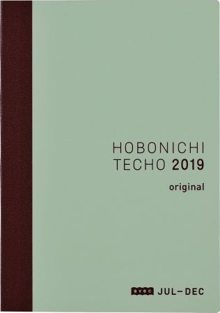 「ほぼ日手帳 2019 avec」７月はじまりの手帳は、厚さも軽さも「ほぼ日手帳」通年版の約半分です。メモや写真をたくさん貼っても分厚くなりすぎない薄さが魅力。