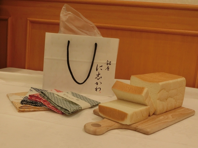 紙袋と食パン