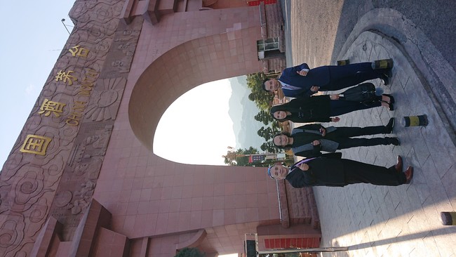 マウタイ門の前にて風水師と当社役員で記念撮影
