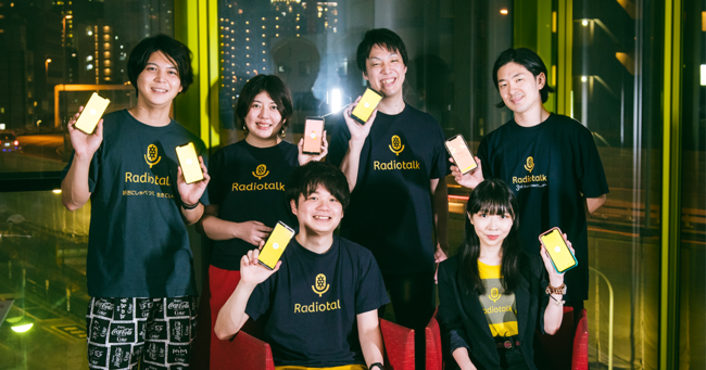 後列左から：iOSエンジニア 山岸、PM佐伯、エンジニア兼 執行役員 斉藤、プロデューサー 井戸、前列左から：Androidエンジニア 牧山、代表取締役 井上