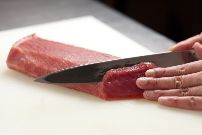 職人の技で丁寧に仕込みを行います。 職人の技で丁寧に仕込みを行います。