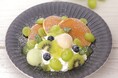 ~女王のパンケーキ~上品な香りのシャインマスカット、食感が楽しいキウイ、甘酸っぱいブルーベリーなどフレッシュフルーツがたっぷり。シャインマスカットのジュレが入ったドリンクも!