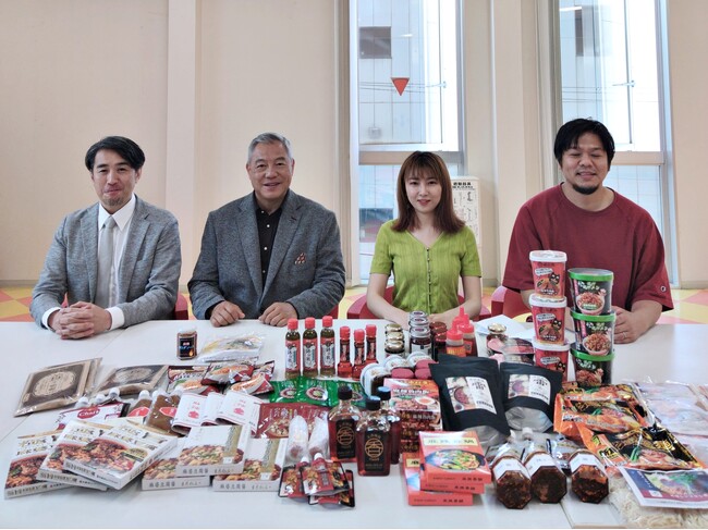 左から麻辣連盟幹事長の菊池一弘、陳家私菜オーナーの陳龐湧、四川省YouTuberのヤンチャン、四川省公認の四川料理の専門家 中川正道