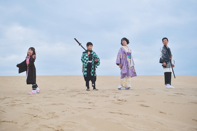 オプションで、  自宅以外で撮影可能。  衣装を着て、  鳥取砂丘で撮影も可能です（別途料金）、  家族のアイディアを実現できます。  