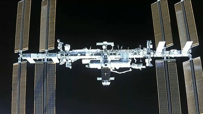 ドラゴン宇宙船から見たISS（中央下に係留中のこうのとり・中央右に日本実験棟「きぼう」）【NASA放送より】