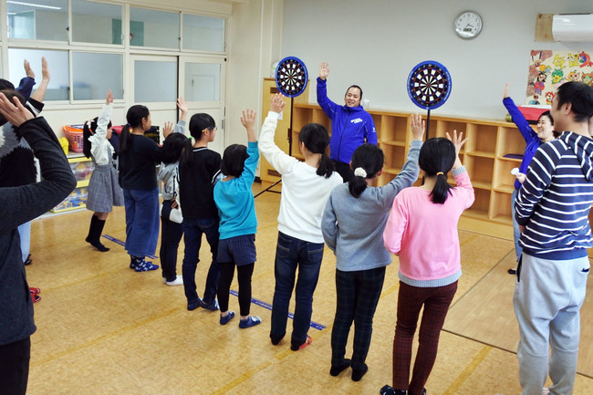 小学校ダーツ講座の様子 