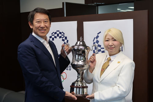 スポーツ庁長官・鈴木大地氏（当時）に優勝報告の表敬訪問をする鈴木選手