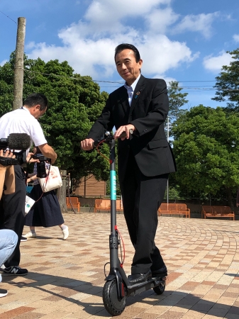 浜松市 市長 鈴木氏にも電動キックボードを体験いただきました。※この実証実験は市有地で実施しております。そのためヘルメットの着用は必須ではありませんが、原動機付自転車を公道で走る場合はヘルメットの着用や免許証の帯同、その他法令を遵守する必要があります。