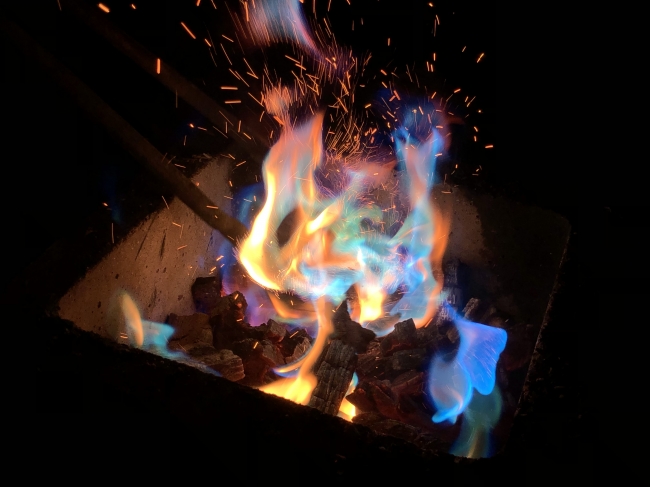 一瞬でフォトジェニックなアウトドアシーンを演出 キャンプファイヤーを虹色に彩る魔法粉 Art Fire アートファイヤー 先行販売開始 アート ファイヤーのプレスリリース