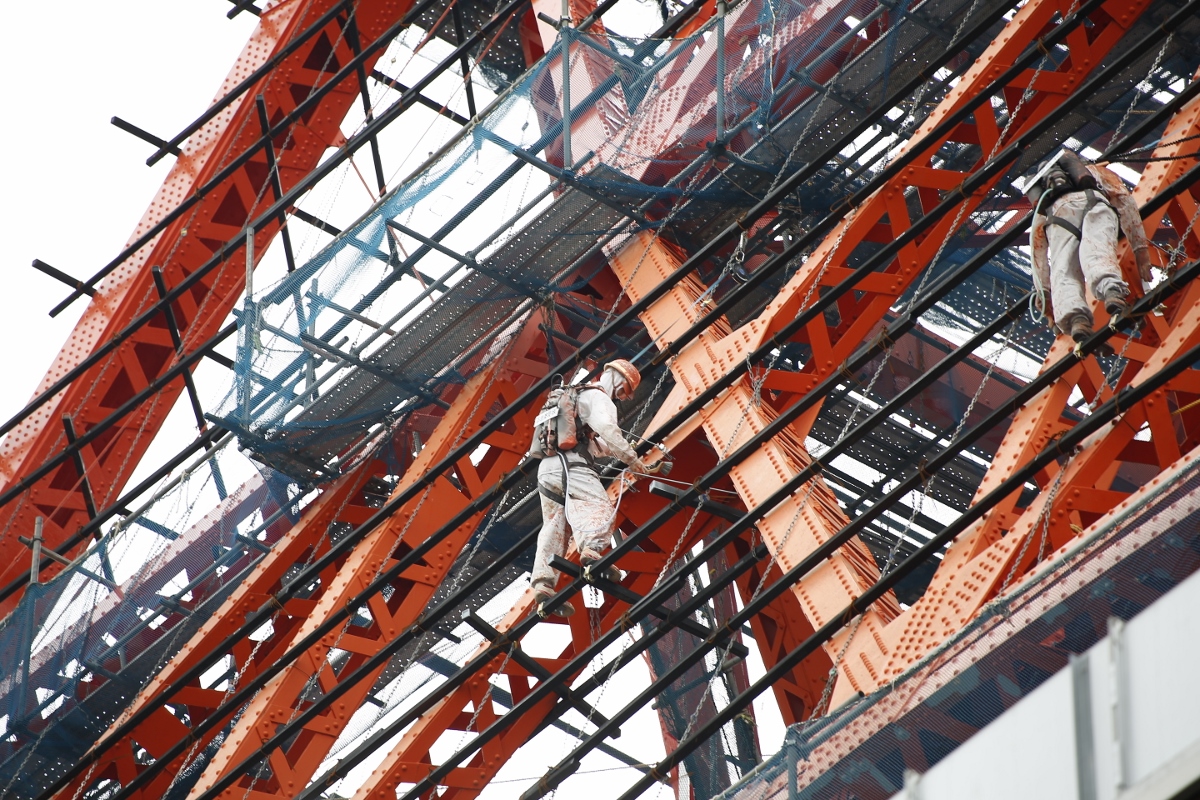 東京タワーの鉄骨で 何やら作業をする人が 株式会社tokyo Towerのプレスリリース