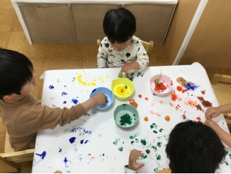 4 22は アースデイ 新田あすか保育園 子どもたちと野菜スタンプ 手作りおもちゃでエコ活動 株式会社 明日香のプレスリリース