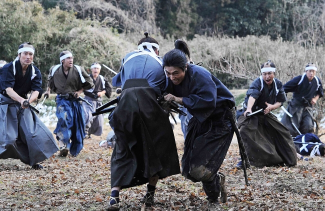 「武蔵−むさし−」メイン3画像(武蔵対吉岡一門・一乗寺下がり松) 