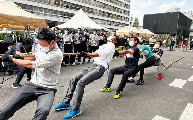 日本を代表するオフィス街で、ビジネスパーソン48組・総勢288名が本気で綱引き「大手町・丸の内・有楽町 仲通り綱引き大会」開催|三菱地所 ...