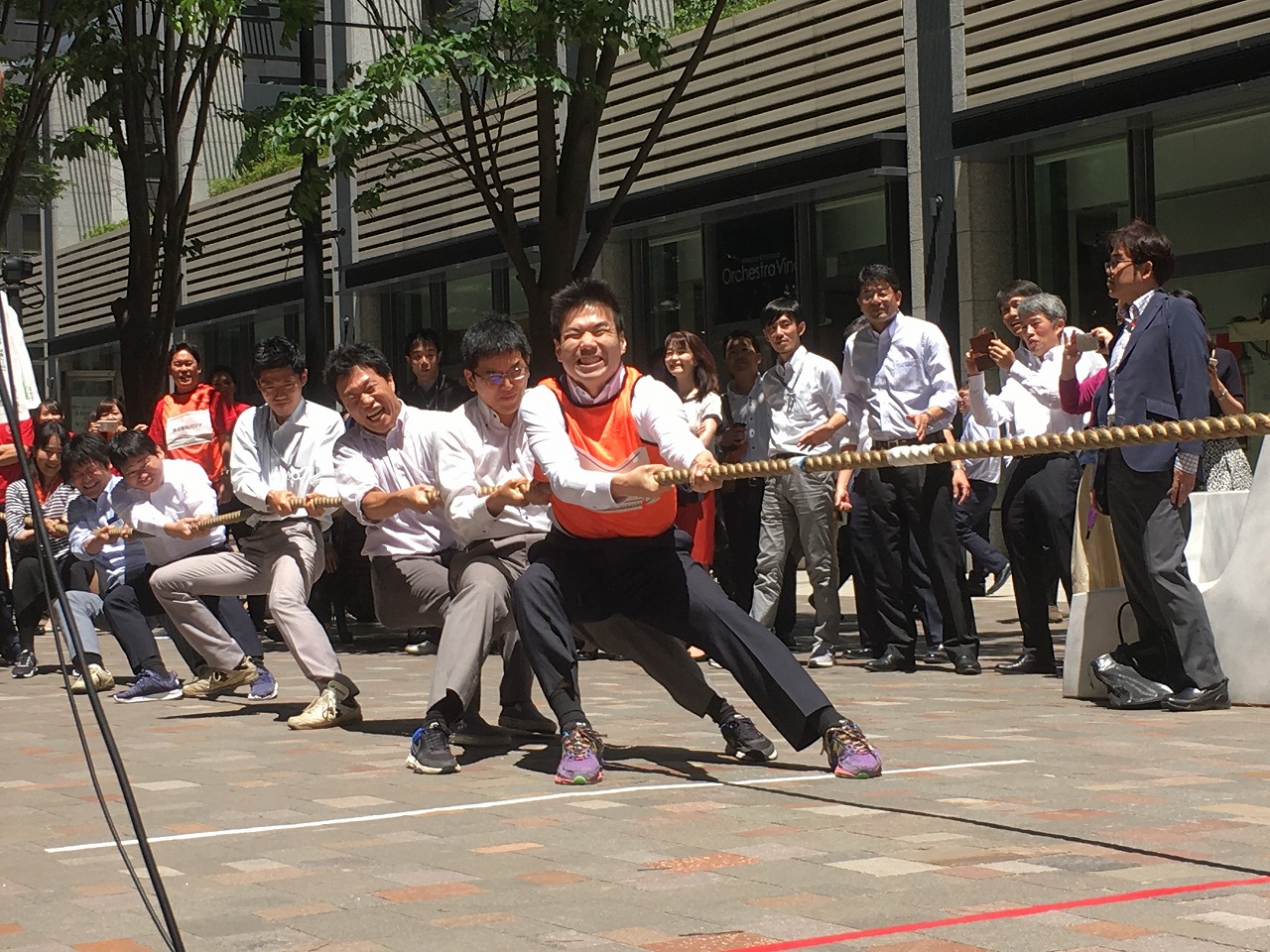 大手町 丸の内 有楽町 仲通り綱引き大会 開催 三菱地所プロパティマネジメント株式会社のプレスリリース