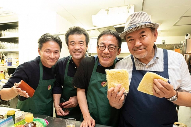 焼きそば片手にご満悦のマッキー牧元副会長