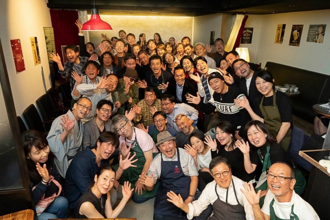 昨年10月の赤坂移転記念パーティ。シェフも多数来て作ってくださいました。