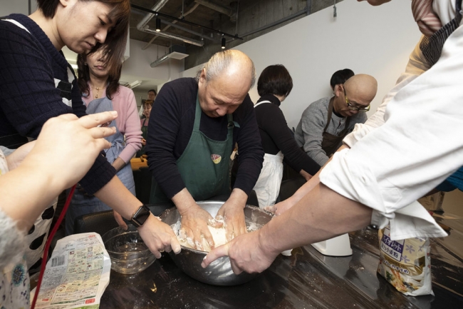 際コーポレーション中島社長と一緒に餃子を作る会