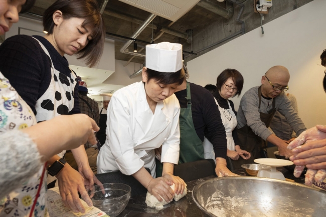 点心の作り方を真剣に学ぶ