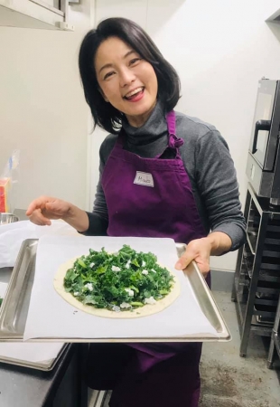 自作の料理と一緒ににっこり