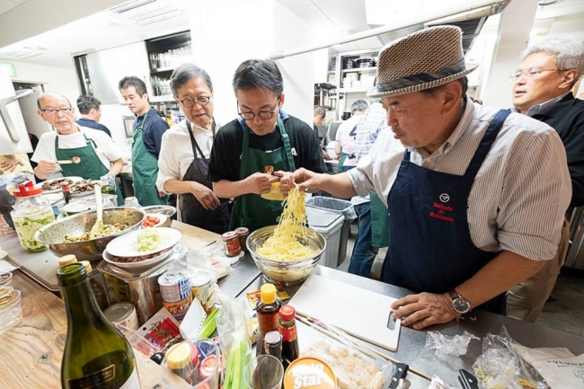 焼きそばの味付けを決めるマッキー副会長