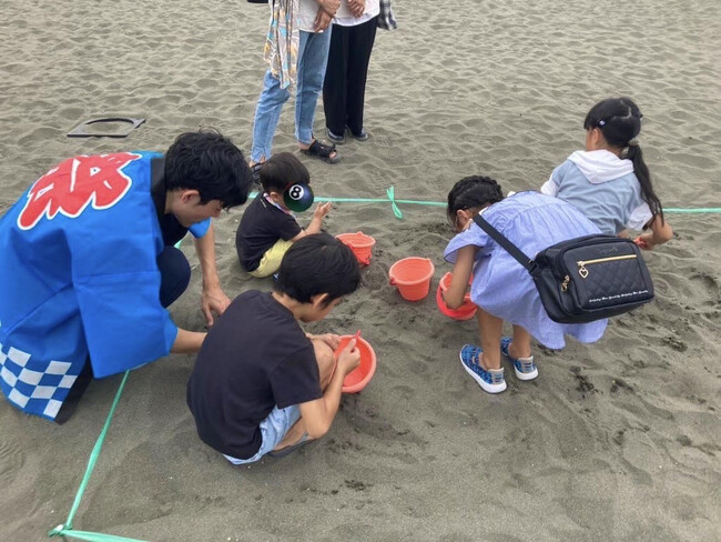 クルーと子供たちが宝石探しをしている様子