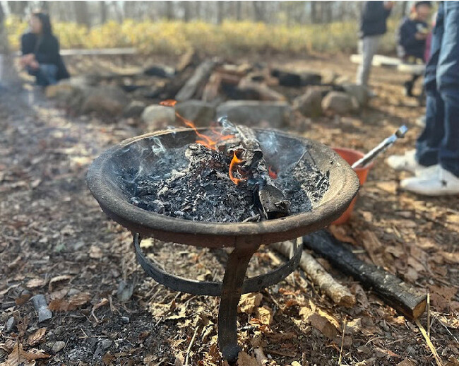 焼き芋を焼いている様子