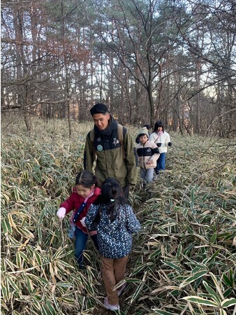 クルーと参加した子どもが森を歩いている様子