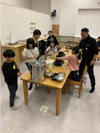 子どもたちとクルーがご飯の用意をしている様子