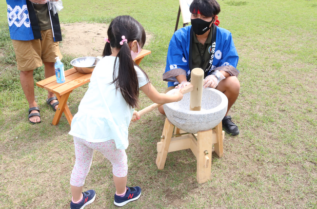 子どもの餅つきをBUBクルーが見守る様子