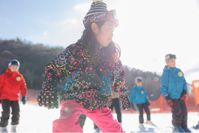 スキー体験に参加中の子どもの様子