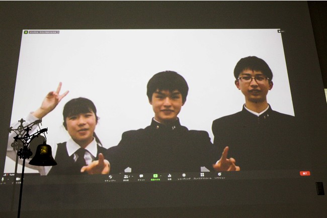 オンラインで参加した中学生の部大賞の髙橋 佑奈さん、竹沢 絆さん、前田 晴大さんチーム