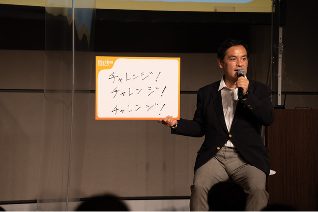 講演会場の子どもたちにエールを送る岩田経済産業大臣政務官。