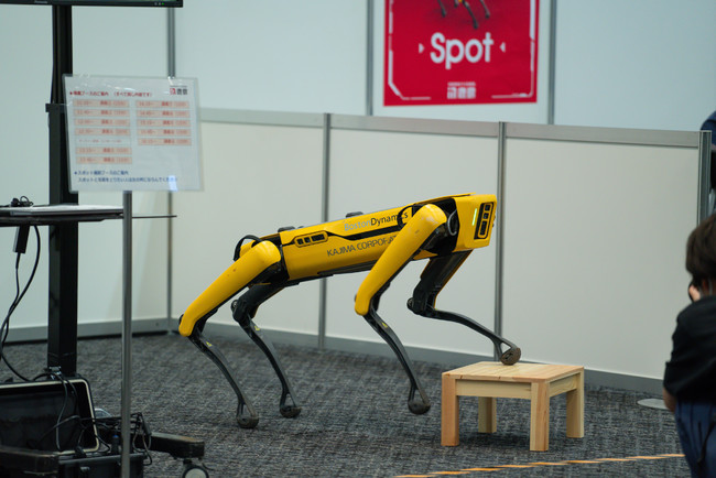 鹿島建設のブースより。工事現場での活躍が期待されるロボットを展示。
