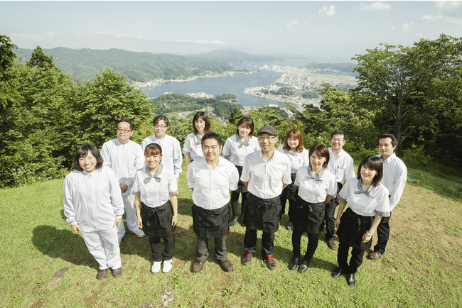 職場の仲間と一緒に。前列右から3人目が熊谷さん(2014年撮影)