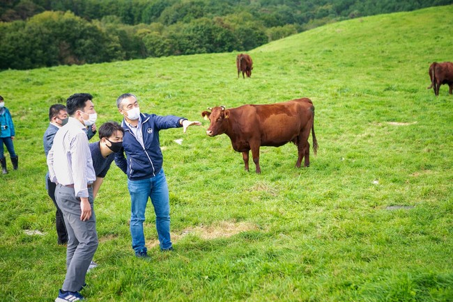 関東地方から訪れたシェフらに岩手短角和牛の説明をする府金さん
