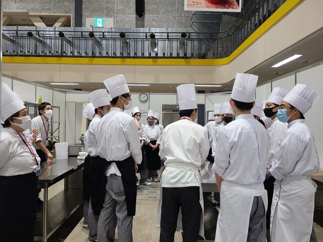 25日に調理を担当した富山調理製菓専門学校の学生・教員