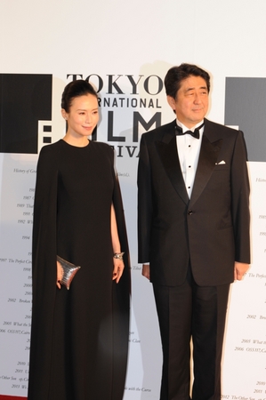 中谷美紀さんと安倍晋三首相　© 2014 東京国際映画祭　